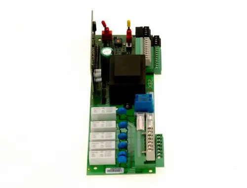 Leiterplatte von Bosch mit mehreren Relais und Anschlussklemmen, ausgestattet mit verschiedenen elektronischen Bauteilen und einer integrierten Schaltung.